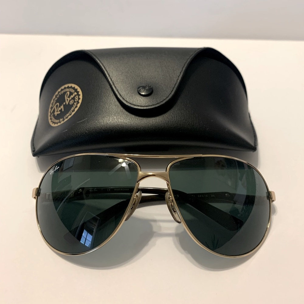 Ray-ban Aviators - black with gold frame